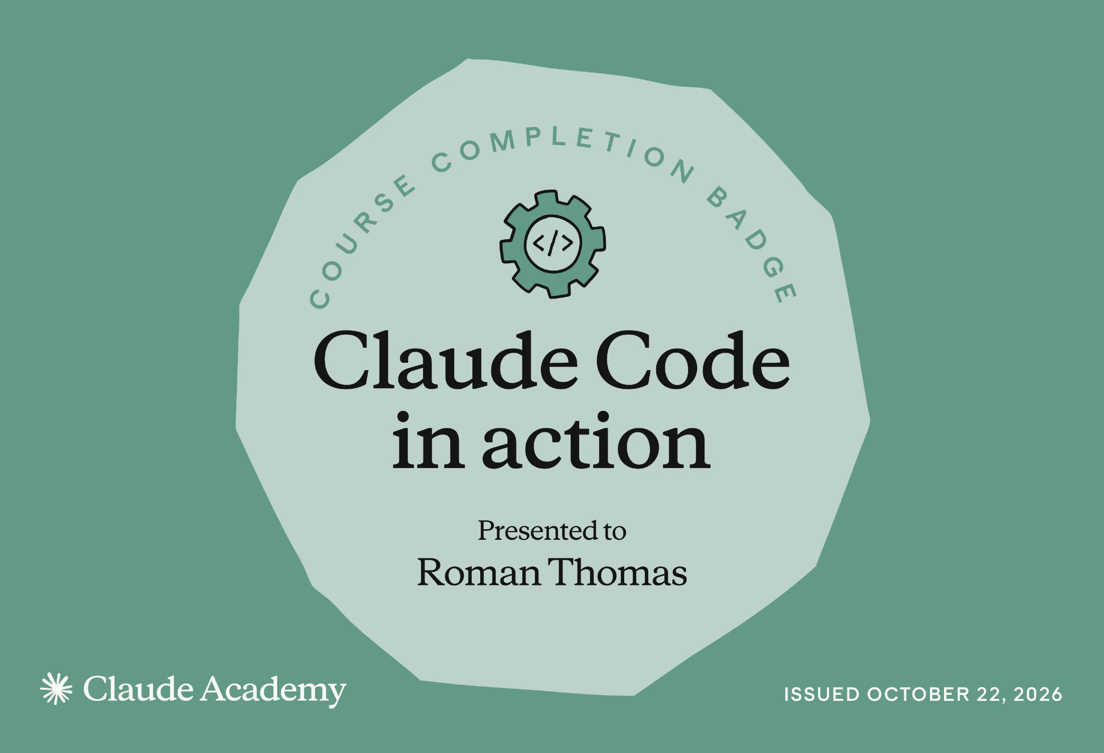 Abschlussbadge der Claude Academy für den Kurs Claude Code in action, ausgestellt für Roman Thomas am 22. Oktober 2026, helle Fläche auf grünem Grund mit Zahnrad-Symbol
